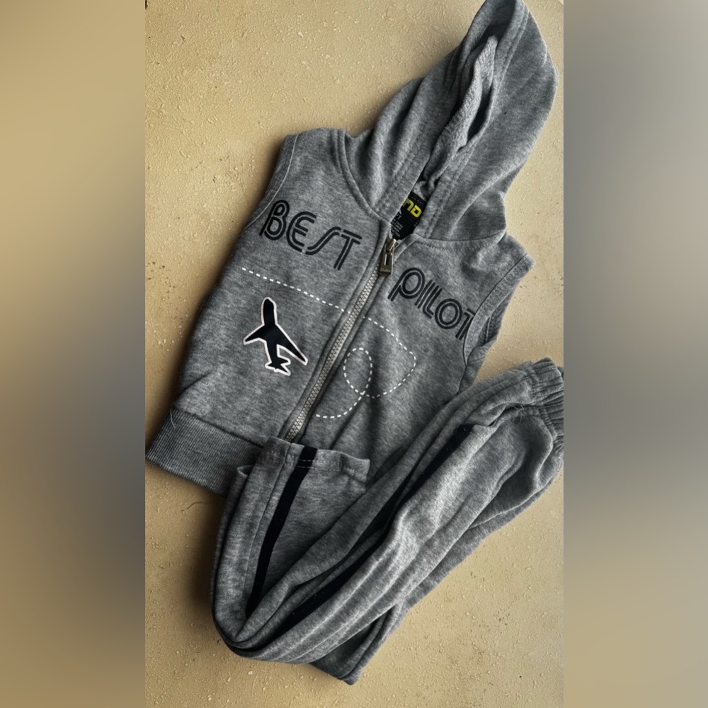 2T Hoodie Gray Sweatpants Joggers Outfit